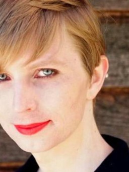 Cựu binh chuyển giới Chelsea Manning lột xác ấn tượng