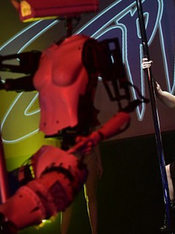 Robot múa cột 'hấp dẫn' hơn người thật