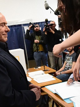 Ngực trần ‘dọa’ cựu thủ tướng nhiều tai tiếng của Ý Berlusconi