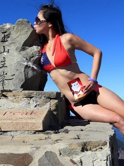 Cô gái mặc bikini leo núi bị chết cóng ở Đài Loan