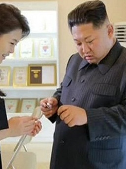 Ông Kim Jong-un dùng mỹ phẩm Hàn Quốc làm quà tết tặng cấp dưới