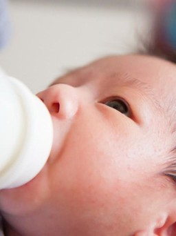 Muốn ngủ ngon cả đêm, người giữ trẻ pha thuốc giãn cơ vào sữa bột cho trẻ