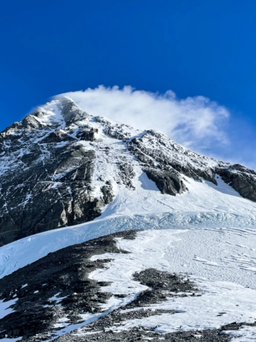 Chỉ mất 25 năm để tan lớp băng tích tụ trên đỉnh Everest suốt 2.000 năm