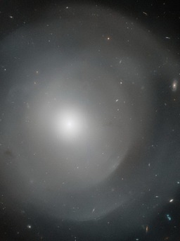 Kính Hubble chụp được ảnh thiên hà ê líp khổng lồ và thiên hà giấu mặt
