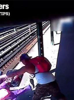 Cảnh sát Mỹ bắt kẻ đẩy phụ nữ xuống đường ray tàu điện ngầm New York