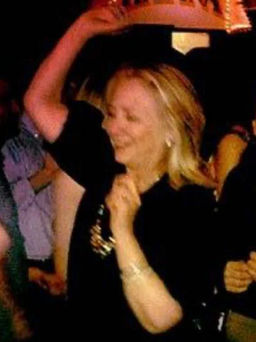 Bà Hillary Clinton đăng ảnh nhảy tại tiệc, ủng hộ Thủ tướng Phần Lan