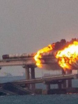 Nổ lớn trên cầu Crimea, Moscow xác nhận một đoạn cầu bị cháy, sụp