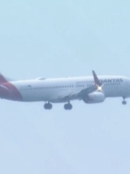 Nín thở theo dõi chiếc Boeing 737 báo nguy vì hỏng động cơ giữa đại dương