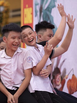 Học sinh miền núi được cắt tóc, khám răng, rước đèn đón ông trăng