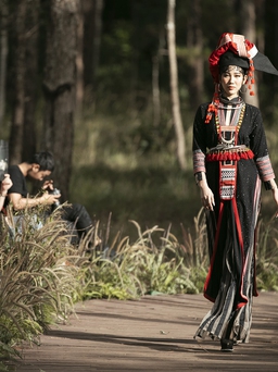 Độc, lạ, với fashion show giữa rừng núi Đắk Nông
