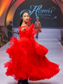 Mẫu nhí 10X - Khánh Thy toả sáng trên sàn diễn International Fashion Runway