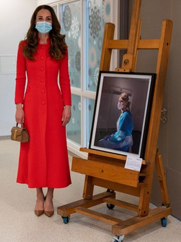 Nữ công tước xứ Cambridge đẹp “sững sờ” trong chiếc áo khoác màu đỏ của thương hiệu thời trang Anh Eponine