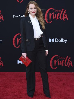 Emma Stone thu hút sự chú ý trong bộ đồ đen được thiết kế riêng khi cô xuất hiện trong buổi ra mắt bộ phim Cruella của Disney ở Hollywood