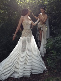 Váy cưới của Kim Kassas Couture Spring 2022 chưa bao giờ làm chúng ta thất vọng!