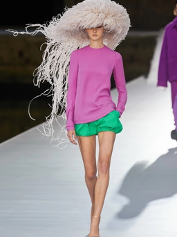 Rực rỡ sắc màu với những bộ đầm cao cấp từ nhà mốt Ý - Valentino Haute Couture Fall 2021