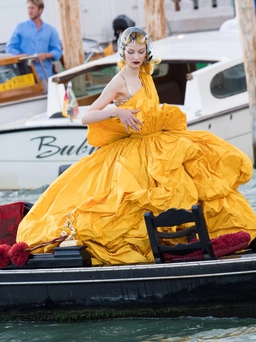 Bộ sưu tập Alta Moda 2021 - Dolce & Gabbana thu hút giới nhà giàu đến Venice mua sắm