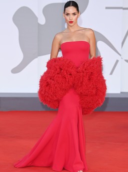 Những chiếc váy hàng hiệu Armani Privé cực đẳng cấp trên thảm đỏ Venice 2021