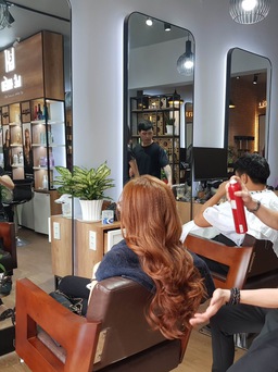 Hair salon Sài Gòn “trước giờ G”, hồi hộp chuẩn bị đón khách vào ngày mai 1.10