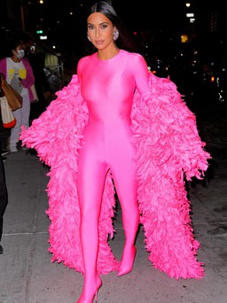 Kim Kardashian gây ấn tượng với trang phục kín đáo nhưng nóng bỏng, "khiêu khích" của Balenciaga