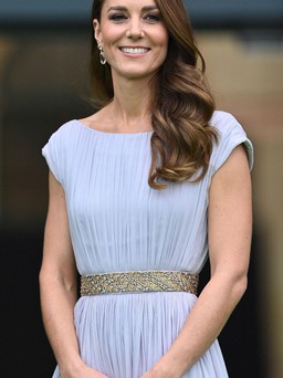 Kate Middleton lại gây choáng khi diện đồ cũ từ 10 năm về trước
