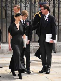 Lady Louise Windsor - cô gái hoàng gia với chiếc băng đô sa tanh táo bạo, khác thường