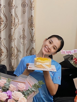 Hoa hậu Tiểu Vy đón sinh nhật tại bếp ăn từ thiện