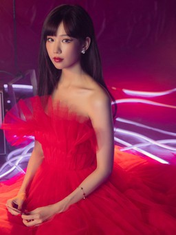 Min khoe vai trần quyến rũ trong MV kể về sở thích 'hít drama'