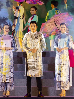 Hoa hậu Diễm Hương trình diễn áo dài trên quê hương Bác Hồ