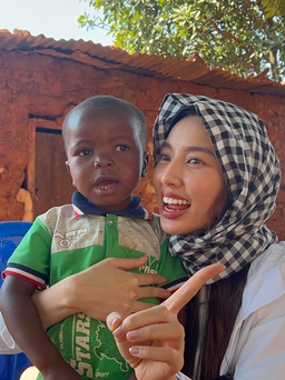 Khoảnh khắc Hoa hậu Thùy Tiên dạy em bé châu Phi hát tiếng Việt 'gây sốt'