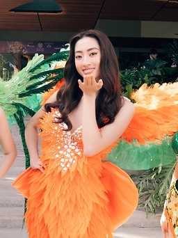 Lương Thùy Linh cùng thí sinh Miss World Vietnam diễn carnival ở Quy Nhơn