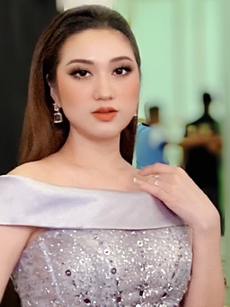 Cao Mỹ Kim chấm thi người mẫu cùng NSND Việt Anh