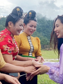 Hoa hậu Thùy Tiên làm từ thiện ở vùng cao