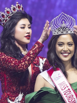 Emily Hồng Nhung trao vương miện cho người đẹp Philippines