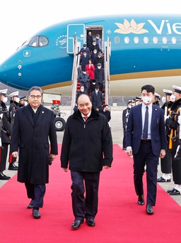 Chủ tịch nước Nguyễn Xuân Phúc tới Seoul, bắt đầu chuyến thăm chính thức Hàn Quốc