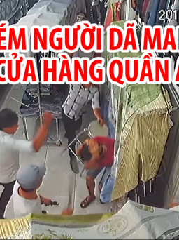 Vác mã tấu xông vào chém người dã man tại cửa hàng quần áo