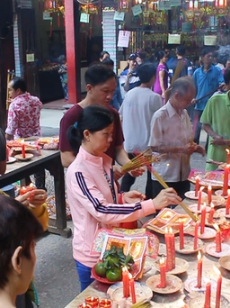 Nhộn nhịp đi chùa cúng bái trên phố người Hoa dịp Tết Nguyên tiêu