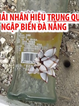 Rác thải nhãn hiệu Trung Quốc tràn ngập bãi biển Đà Nẵng sau mưa lớn