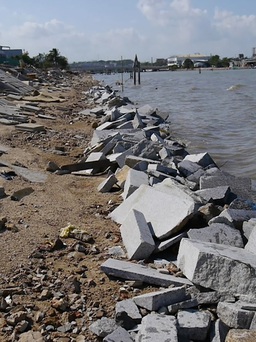 Kè sông ở Quy Nhơn bị sóng đánh tan hoang khi chưa kịp bàn giao