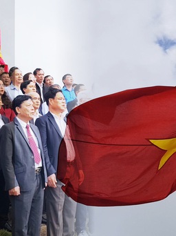 Hàng ngàn người chào cờ đầu năm 2020 ở cực Đông mũi Điện