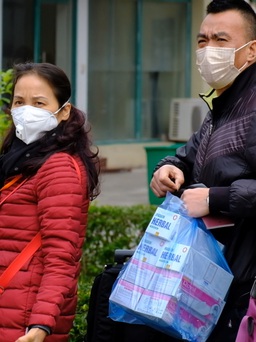Khách Trung Quốc mua khẩu trang từ Việt Nam làm quà giữa đại dịch vi rút corona