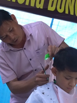 Thầy cô giáo mở tiệm cắt tóc miễn phí cho học sinh nghèo ngay trong trường