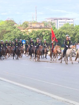 Cận cảnh Cảnh sát cơ động kỵ binh Việt Nam diễu hành trên đàn ngựa Mông Cổ