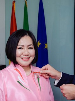 'Bà trùm thời trang Việt' Trang Lê nhận Huân chương công trạng của Ý