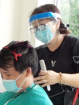 Bệnh viện Chợ Rẫy mời thợ đến cắt tóc cho nhân viên giữa dịch Covid-19