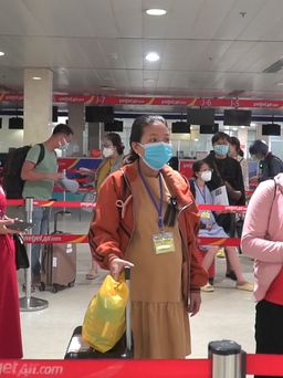 Bà bầu lần đầu được đi máy bay rời TP.HCM về Quảng Ngãi tránh Covid-19