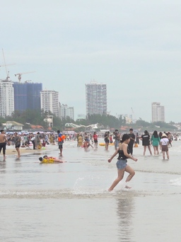 Bãi biển Vũng Tàu nhộn nhịp, nhiều người vượt ngàn km tới để nghỉ lễ