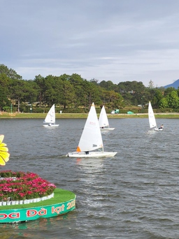 Hơn 60 năm những cánh thuyền buồm xuất hiện trở lại trên hồ Xuân Hương