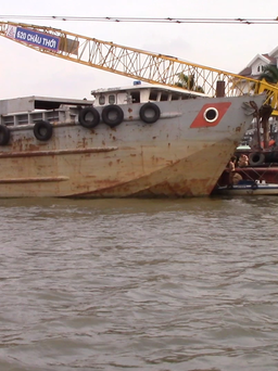 Sà lan ngàn tấn tông vào cầu cảng trên sông Sài Gòn