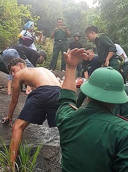 Vượt thác cứu du khách Anh gặp nạn khi tắm suối ở đèo Hải Vân