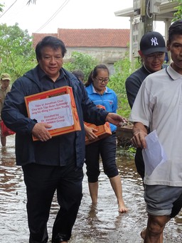 Cứu trợ người dân xứ Huế trong đợt lũ 'khủng khiếp chưa từng thấy'
